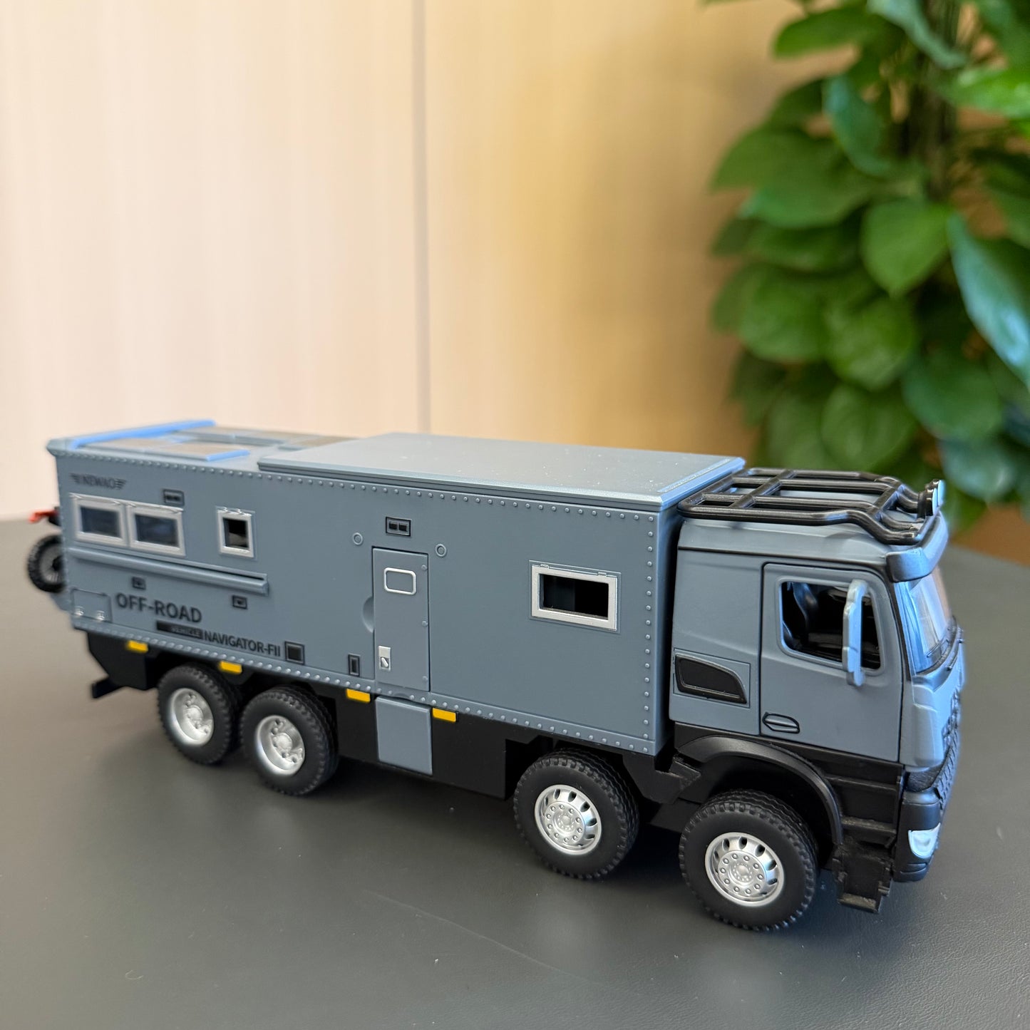 1/24 RV Navigator F – Light & Sound, Pull‑Back, Die‑cast Metal Model with Removable Motorcycle