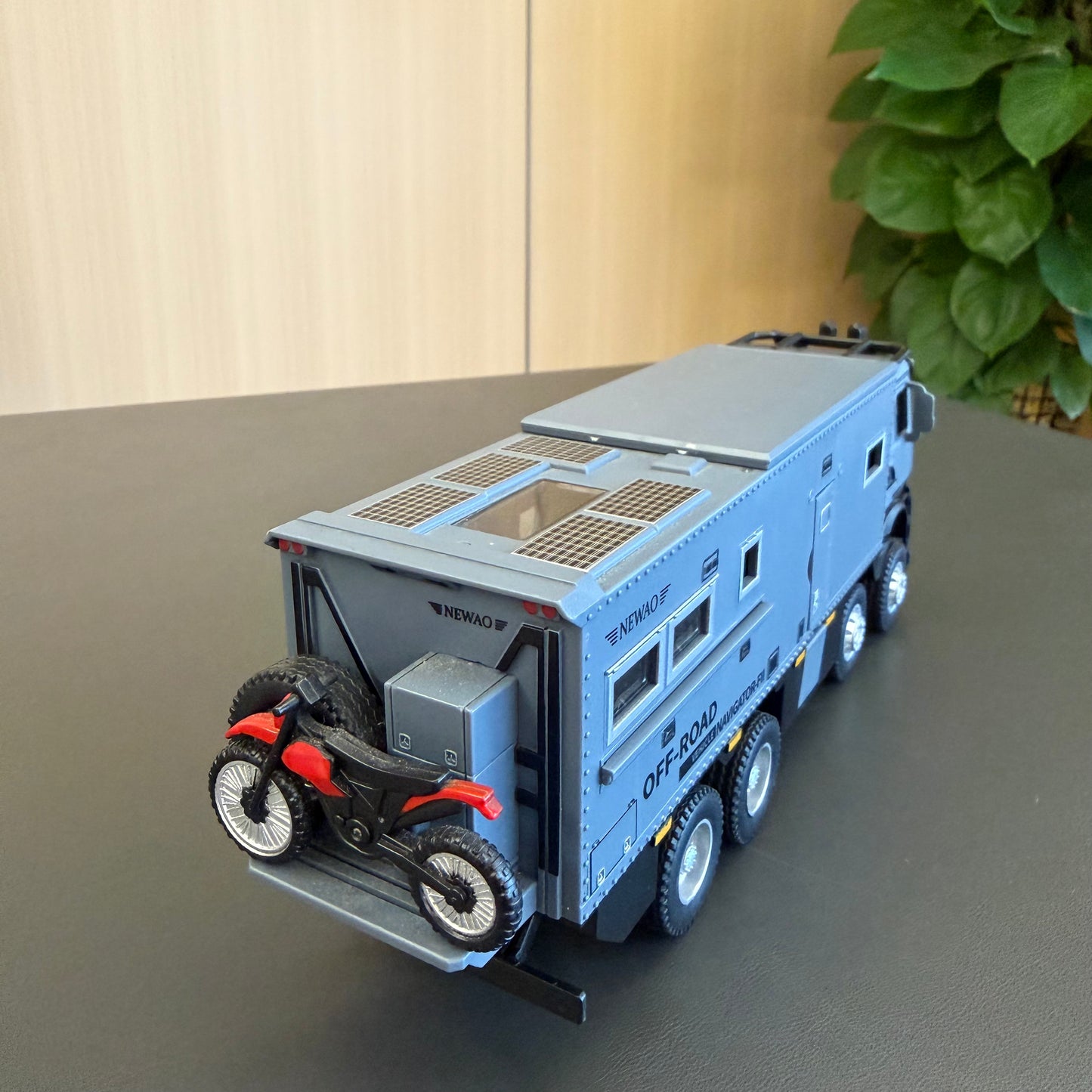 1/24 RV Navigator F – Light & Sound, Pull‑Back, Die‑cast Metal Model with Removable Motorcycle