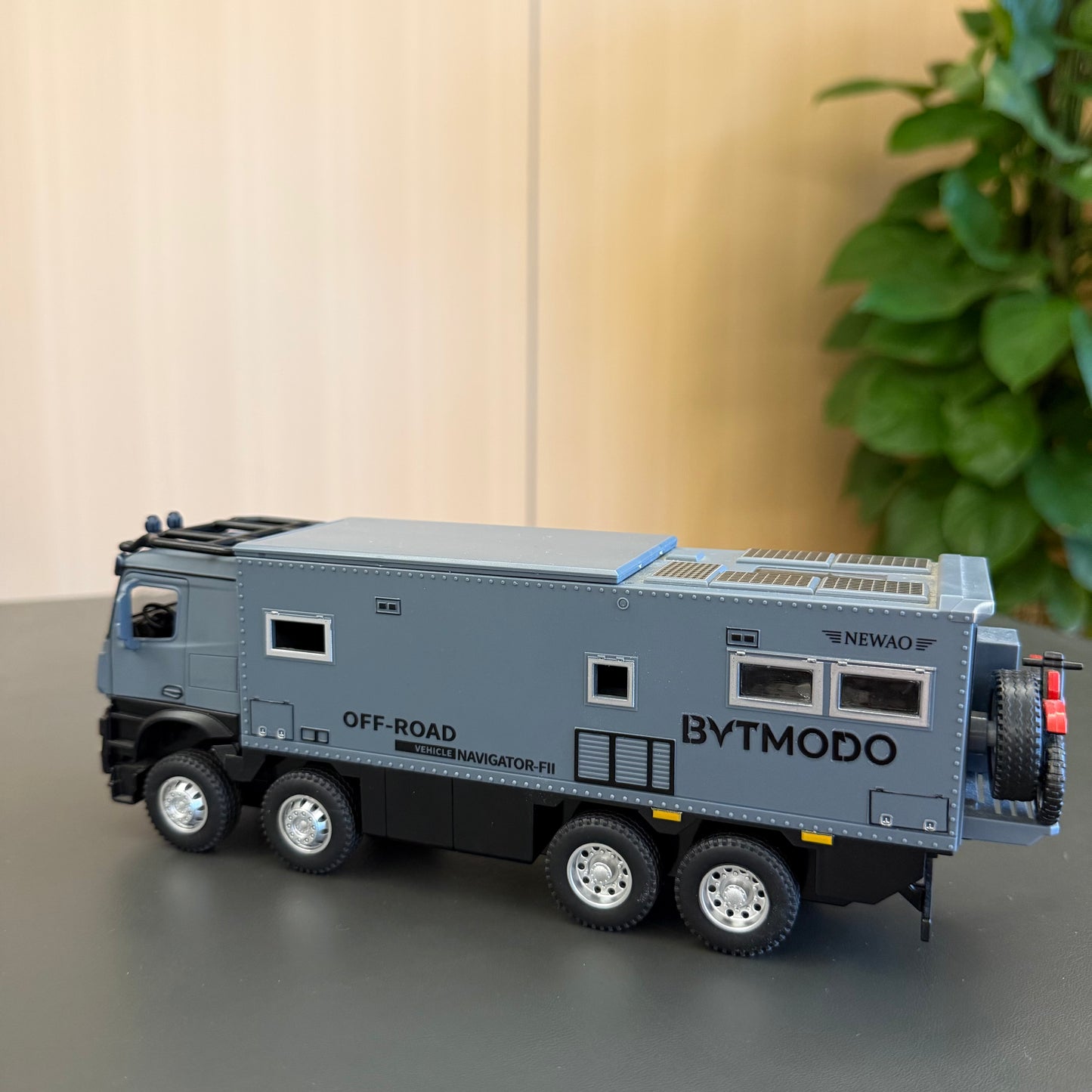 1/24 RV Navigator F – Light & Sound, Pull‑Back, Die‑cast Metal Model with Removable Motorcycle