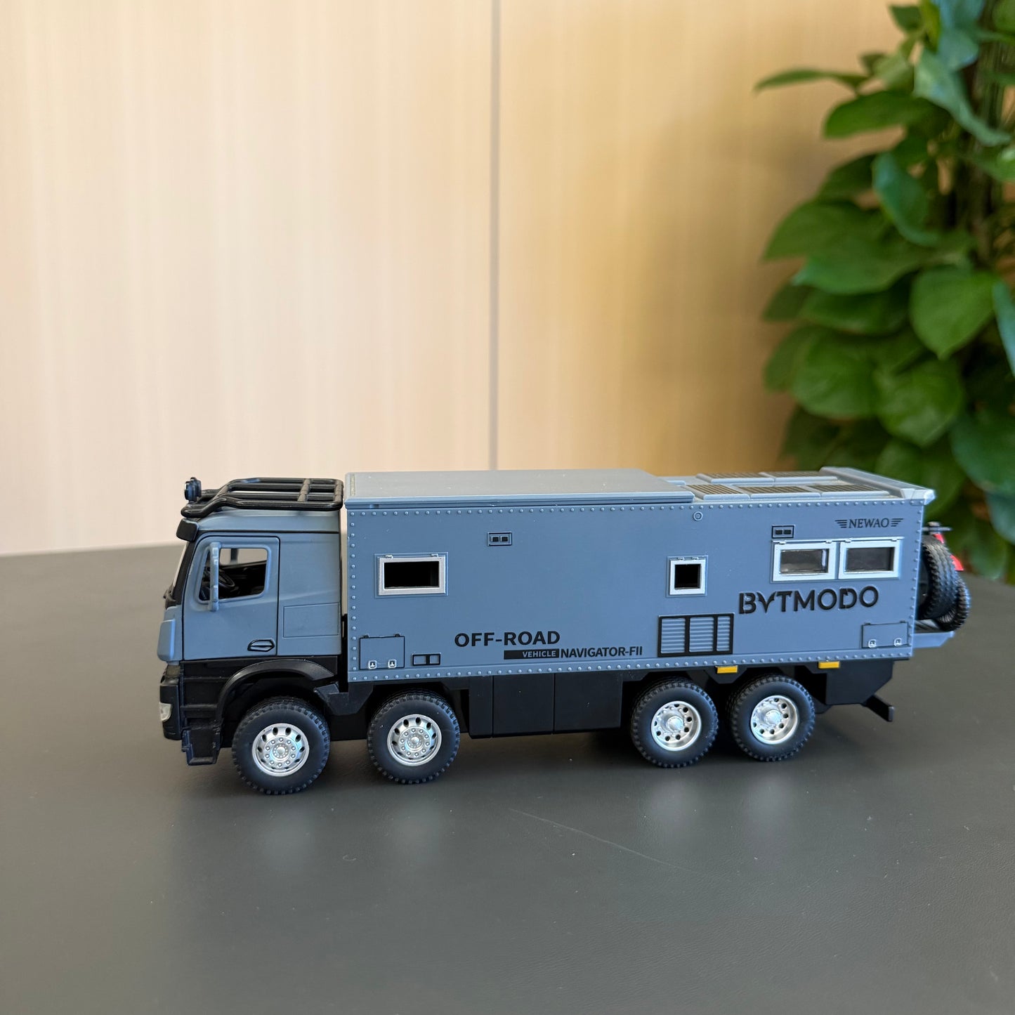 1/24 RV Navigator F – Light & Sound, Pull‑Back, Die‑cast Metal Model with Removable Motorcycle