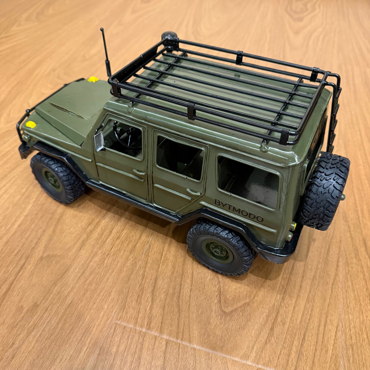 1:16 Scale Military Green Off-Road Display Model - All-Metal Body G-Wagon Style Static Vehicle with Roof Rack & Spare Tire
