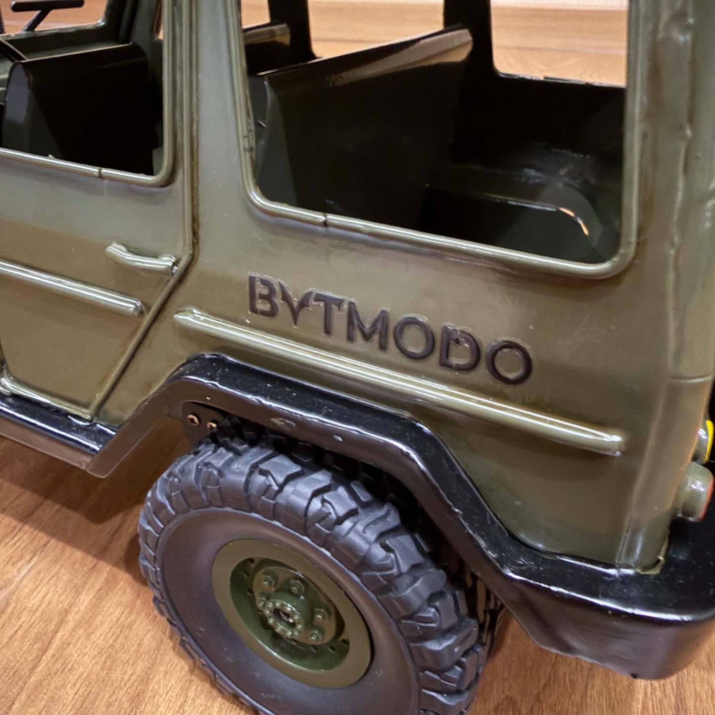 1:16 Scale Military Green Off-Road Display Model - All-Metal Body G-Wagon Style Static Vehicle with Roof Rack & Spare Tire