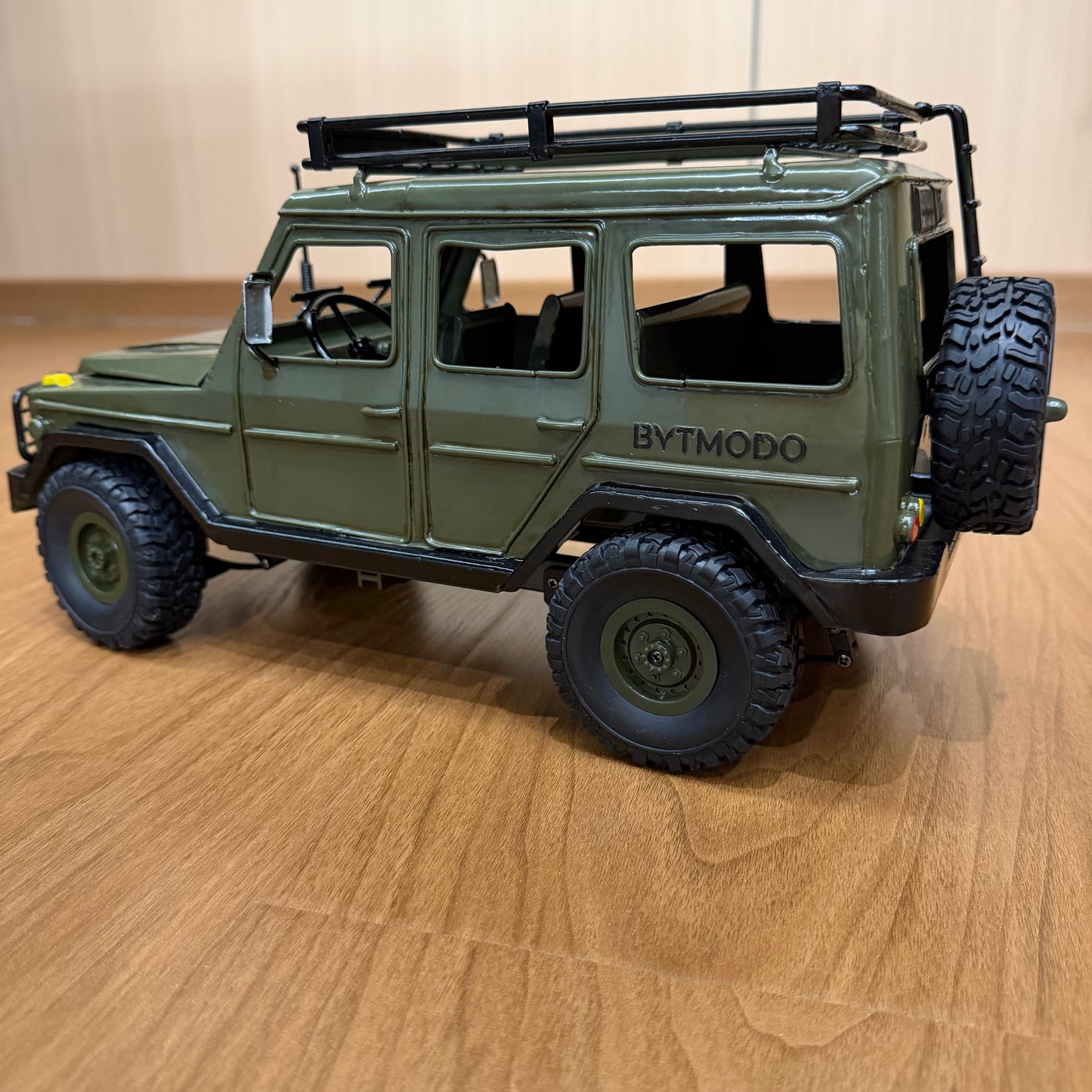 1:16 Scale Military Green Off-Road Display Model - All-Metal Body G-Wagon Style Static Vehicle with Roof Rack & Spare Tire