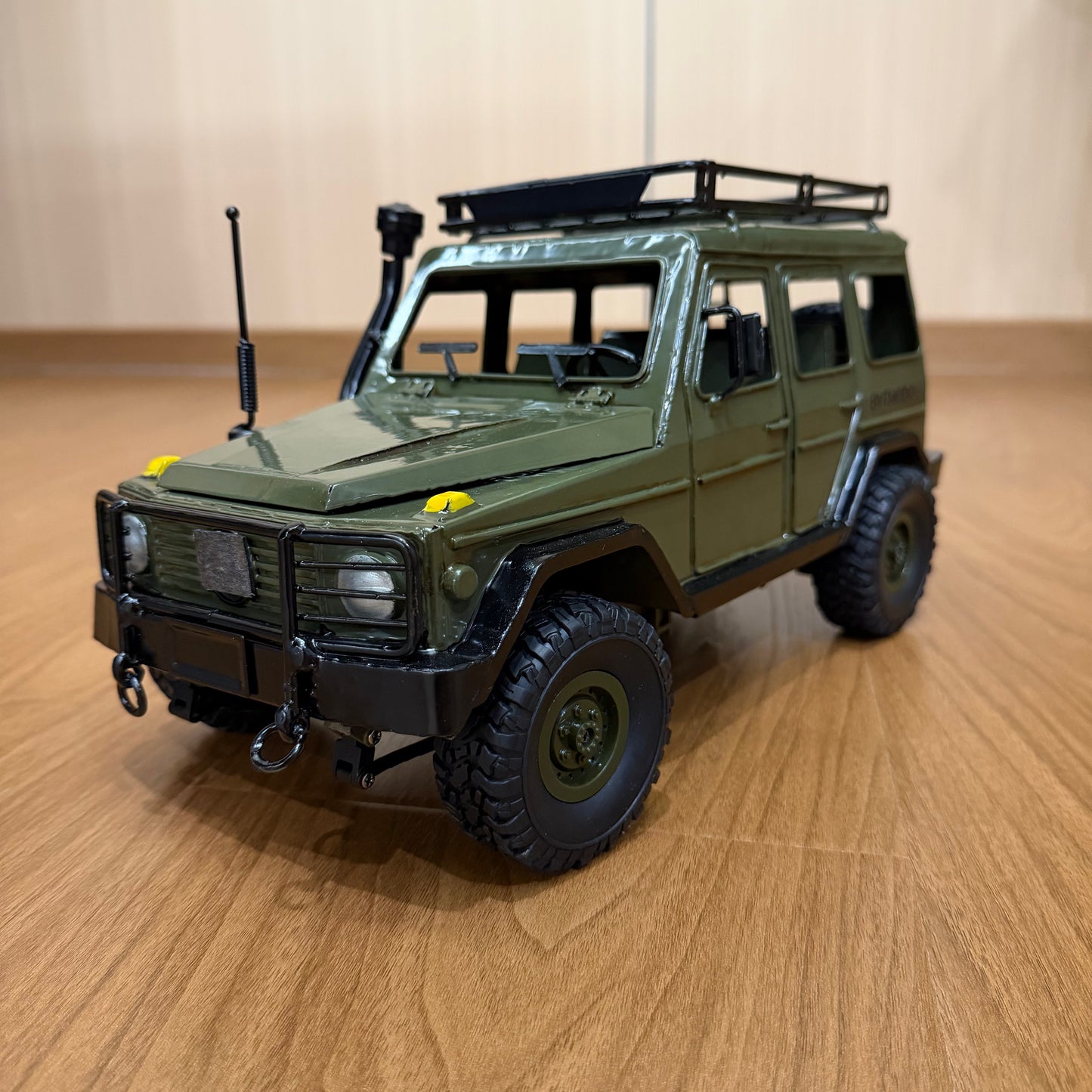 1:16 Scale Military Green Off-Road Display Model - All-Metal Body G-Wagon Style Static Vehicle with Roof Rack & Spare Tire