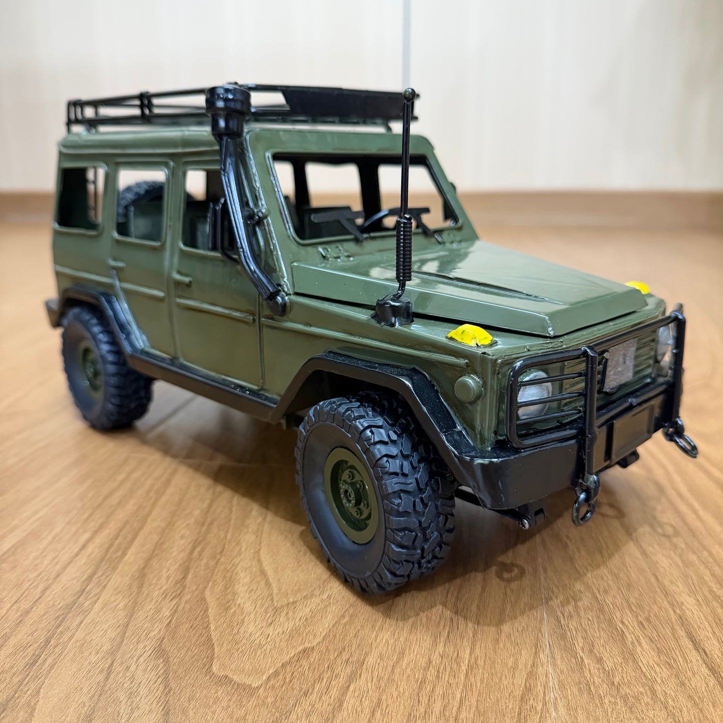 1:16 Scale Military Green Off-Road Display Model - All-Metal Body G-Wagon Style Static Vehicle with Roof Rack & Spare Tire