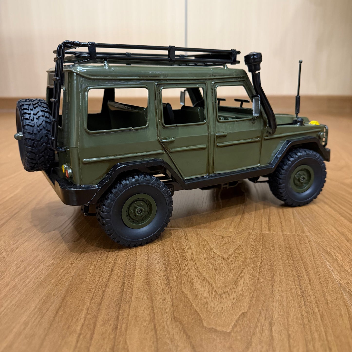 1:16 Scale Military Green Off-Road Display Model - All-Metal Body G-Wagon Style Static Vehicle with Roof Rack & Spare Tire