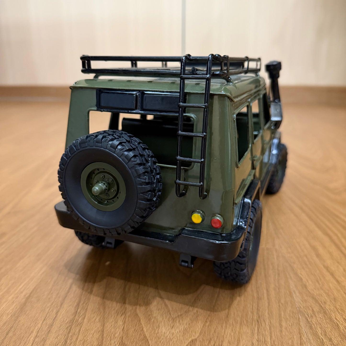 1:16 Scale Military Green Off-Road Display Model - All-Metal Body G-Wagon Style Static Vehicle with Roof Rack & Spare Tire