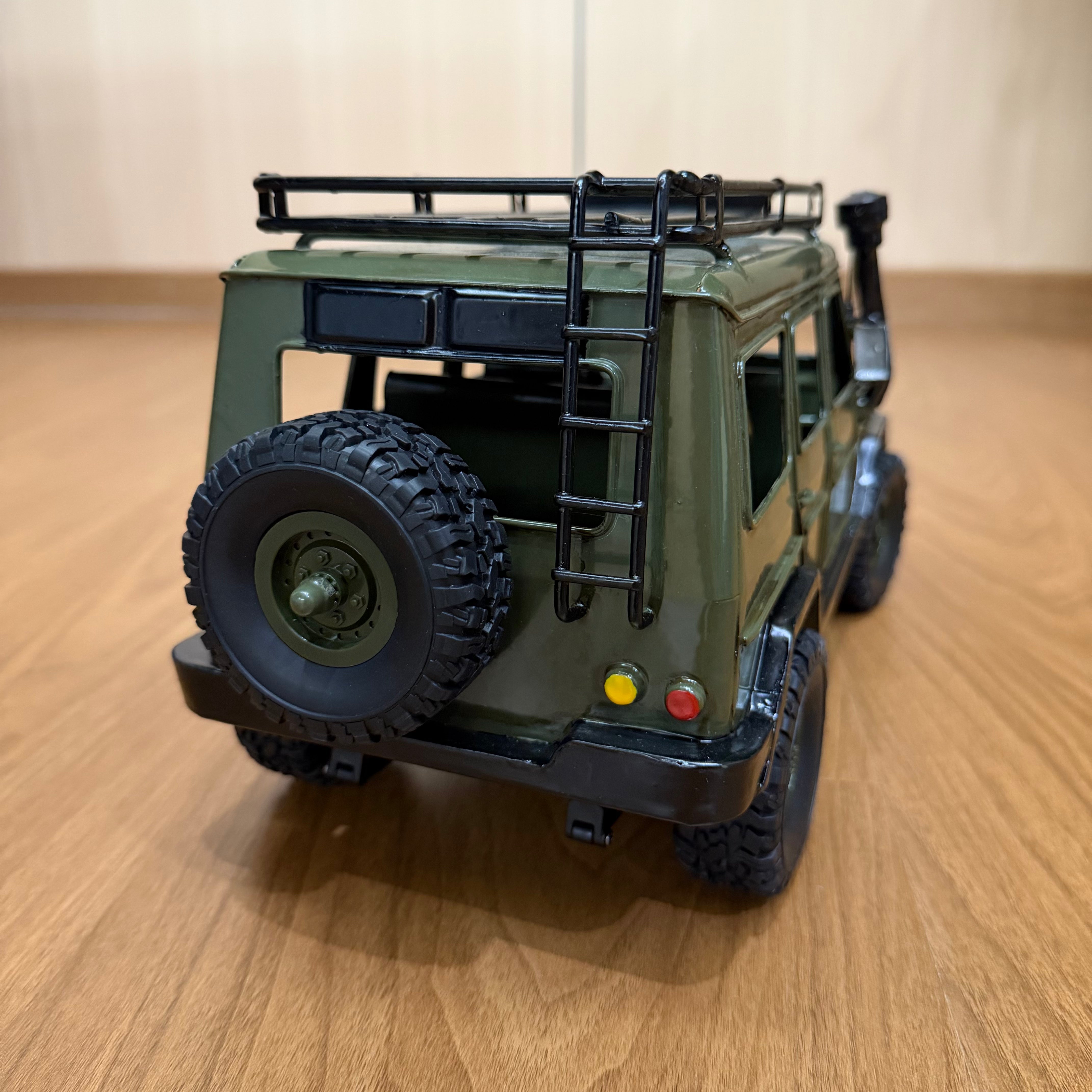 1:16 Scale Military Green Off-Road Display Model - All-Metal Body G-Wagon Style Static Vehicle with Roof Rack & Spare Tire