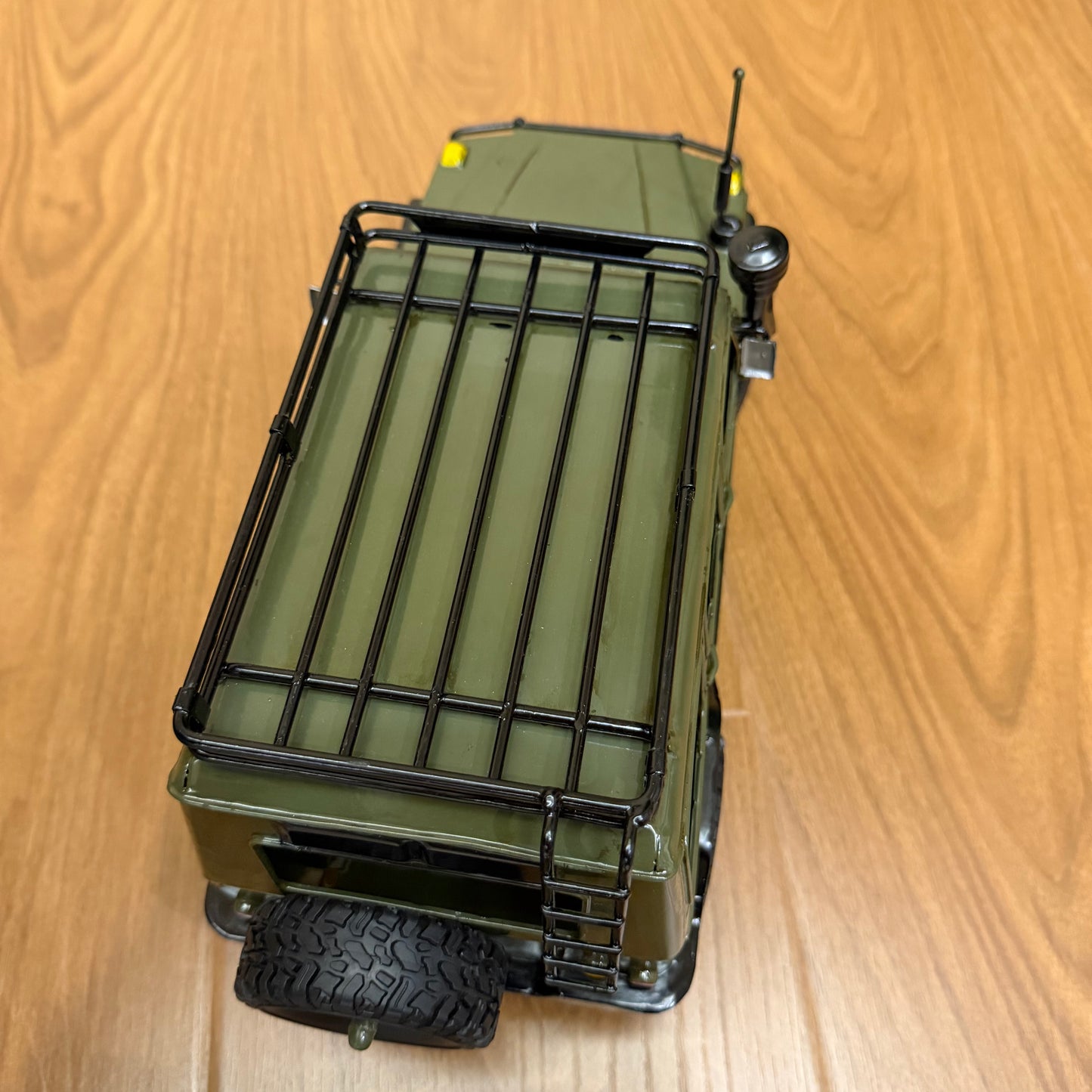 1:16 Scale Military Green Off-Road Display Model - All-Metal Body G-Wagon Style Static Vehicle with Roof Rack & Spare Tire